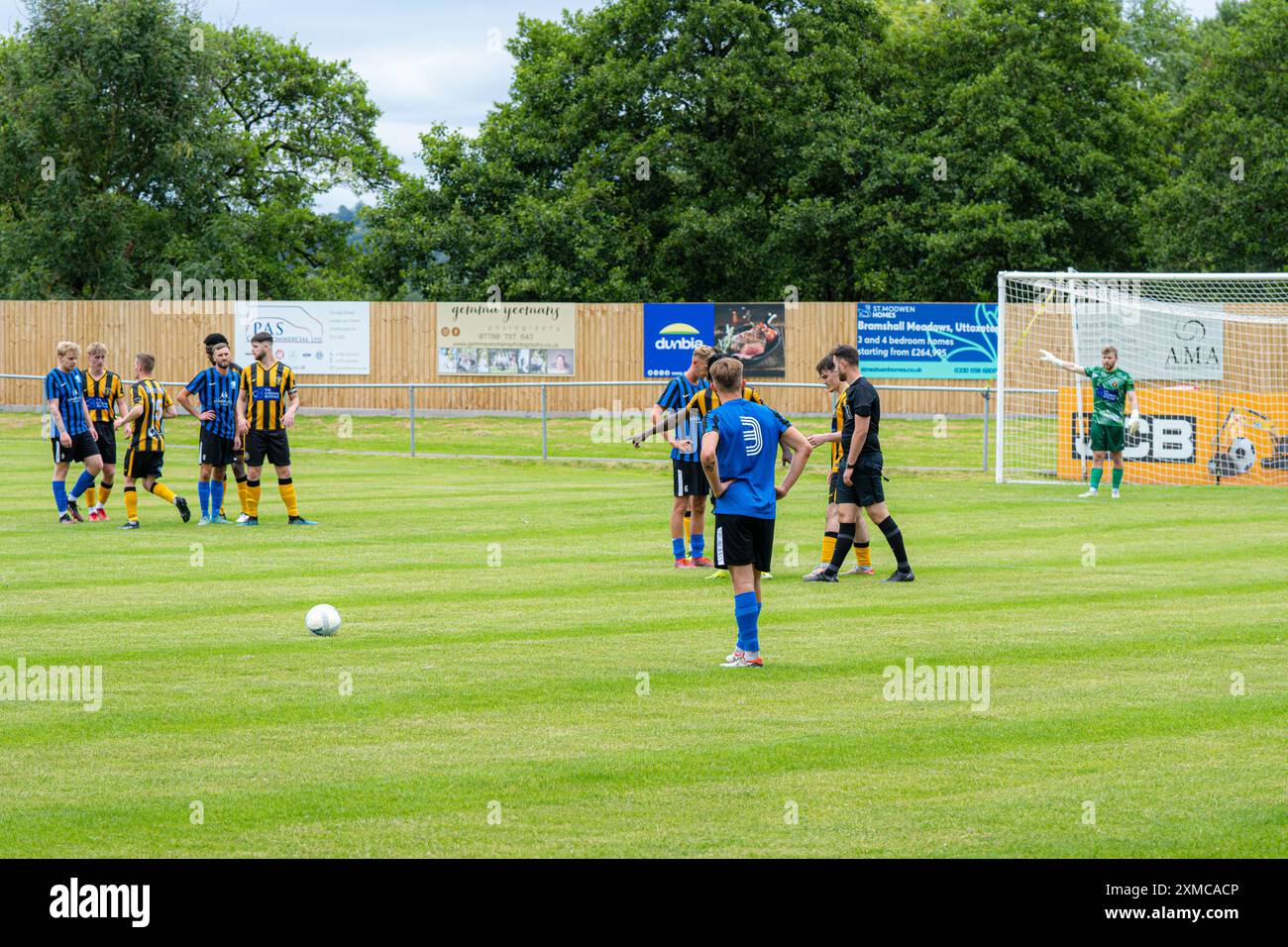 Giocatore di calcio in attesa di prendere un calcio di punizione per il Melbourne Dynamo FC Foto Stock