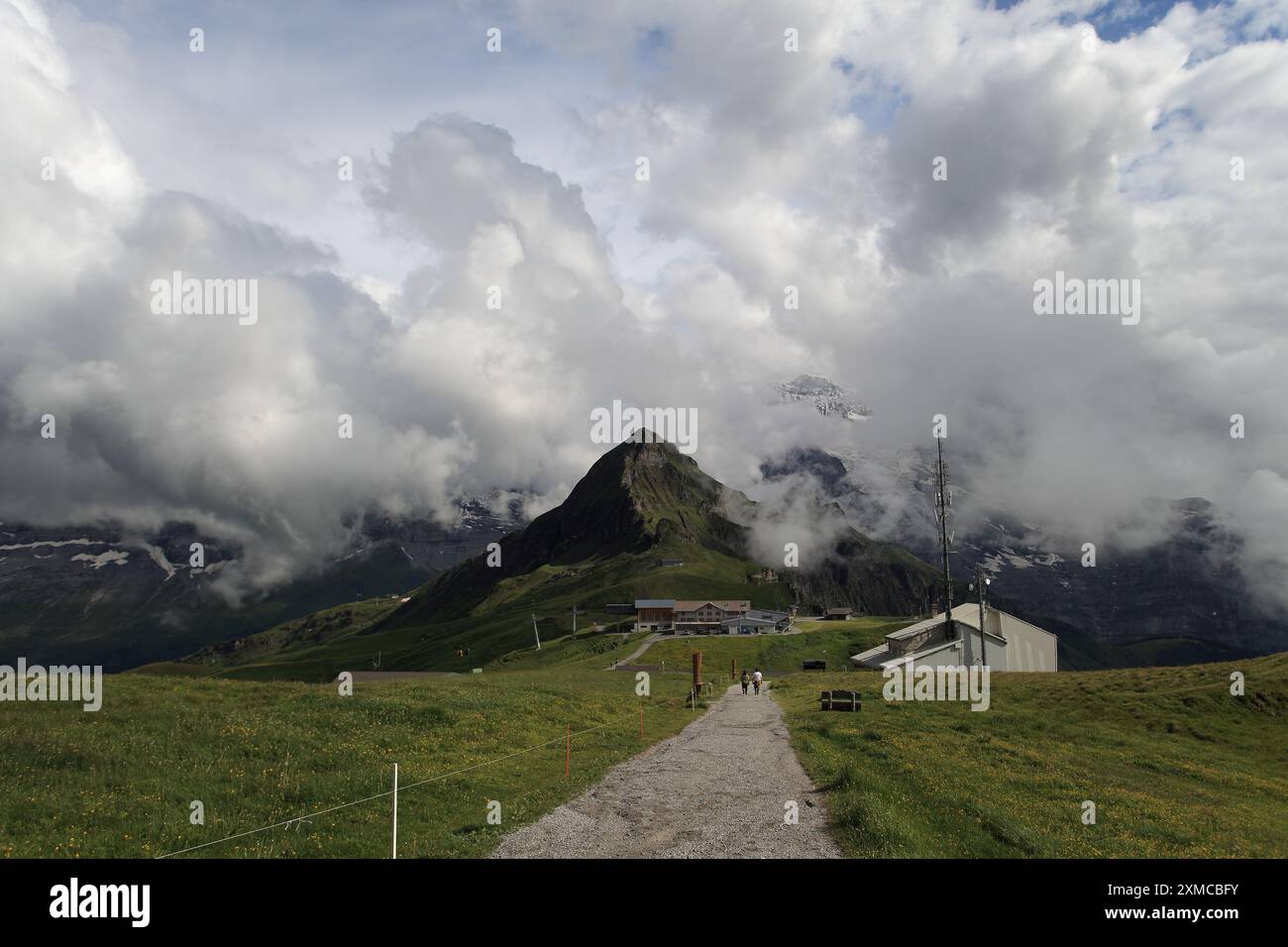 Tschuggen circondata da nuvole Foto Stock