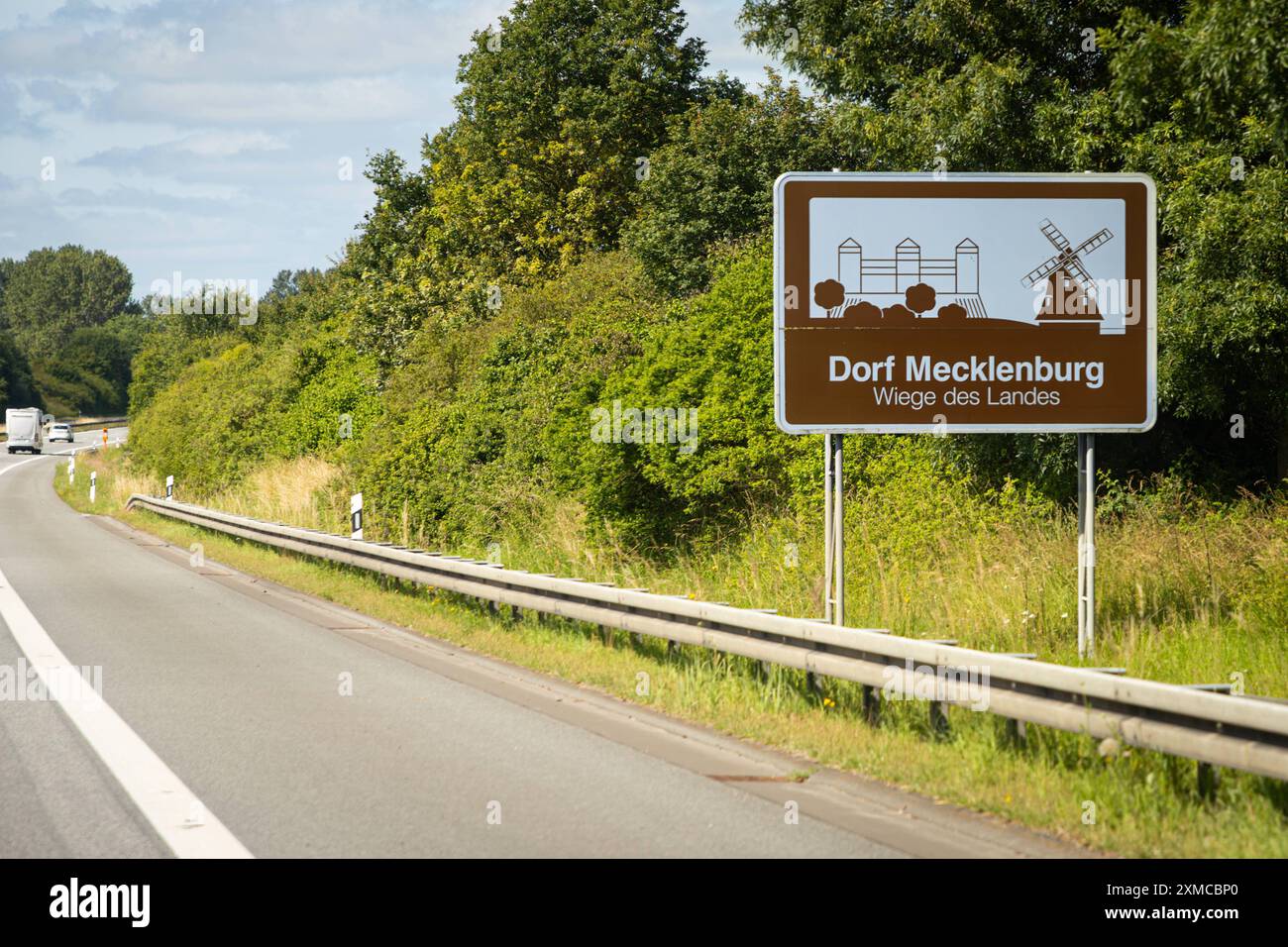 Deutschland 20. Giu 2024: Im Bild: Eine Tourist ische Unterrichtungstafel, Wegweiser für Sehenswürdigkeiten an der Autobahn A20. Hier der Hinweis auf Dorf Mecklenburg, Wiege des Landes. *** Germania 20 giugno 2024 nella foto Un ente di informazione turistica, cartello per i luoghi di interesse sull'autostrada A20 qui il riferimento a Dorf Mecklenburg, culla del paese Copyright: XFotostandx/xGelhotx Foto Stock