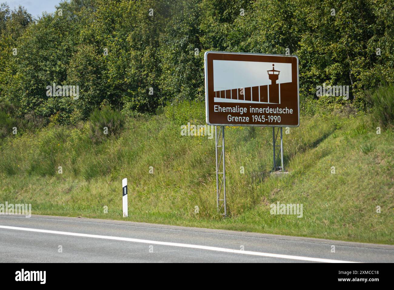 Deutschland 20. Giu 2024: Im Bild: Eine Tourist ische Unterrichtungstafel, Wegweiser für Sehenswürdigkeiten an der Autobahn A20. Ehemalige innerdeutsche Grenze 1945-1990. *** Germania 20 giugno 2024 nella foto Un ufficio informazioni turistiche, cartello per i luoghi di interesse sull'autostrada A20 ex confine interno tedesco 1945 1990 Copyright: XFotostandx/xGelhotx Foto Stock