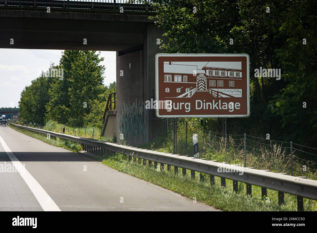 Deutschland 20. Giu 2024: Im Bild: Eine Tourist ische Unterrichtungstafel, Wegweiser für Sehenswürdigkeiten an der Autobahn A1. Burg Dinklage *** Germania 20 giugno 2024 nella foto Un ufficio informazioni turistiche, cartello per i luoghi di interesse sull'autostrada A1 Burg Dinklage Copyright: XFotostandx/xGelhotx Foto Stock