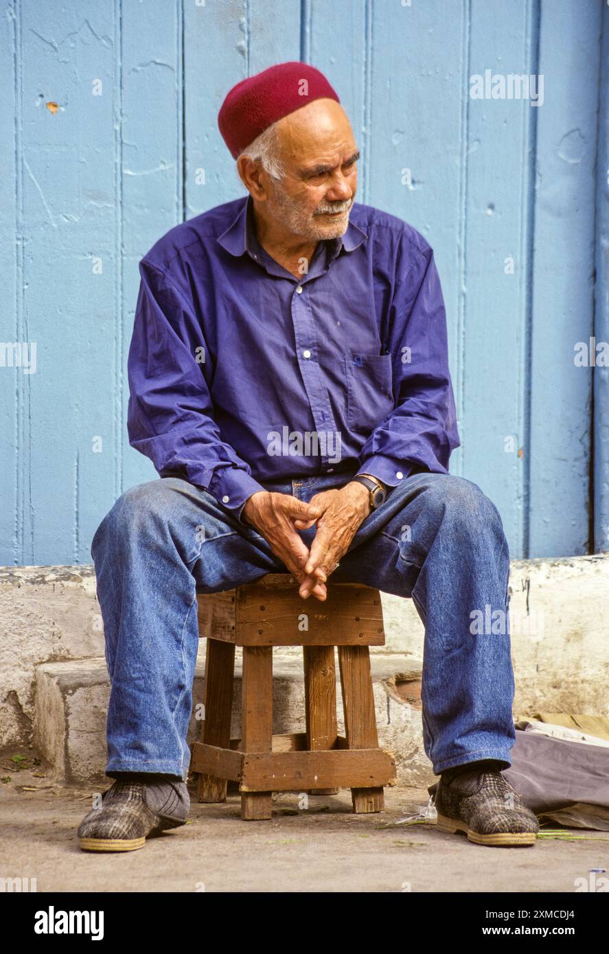 Uomo che indossa un tradizionale tunisino Hat, un Chechia. Foto Stock