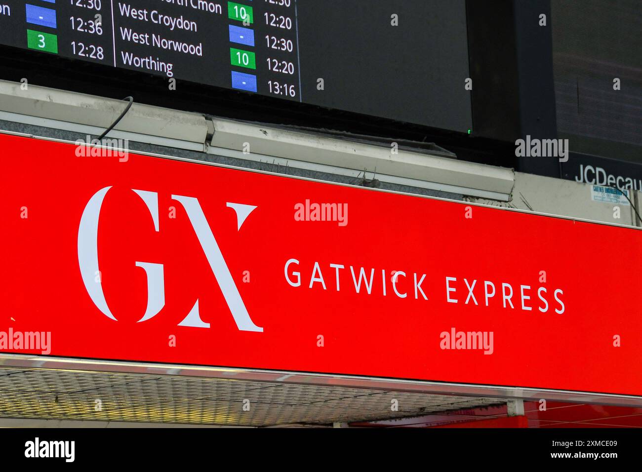 Londra, Inghilterra, Regno Unito - 27 giugno 2023: Cartello per il treno espresso Gatwick sull'atrio della stazione ferroviaria Victoria di Londra Foto Stock