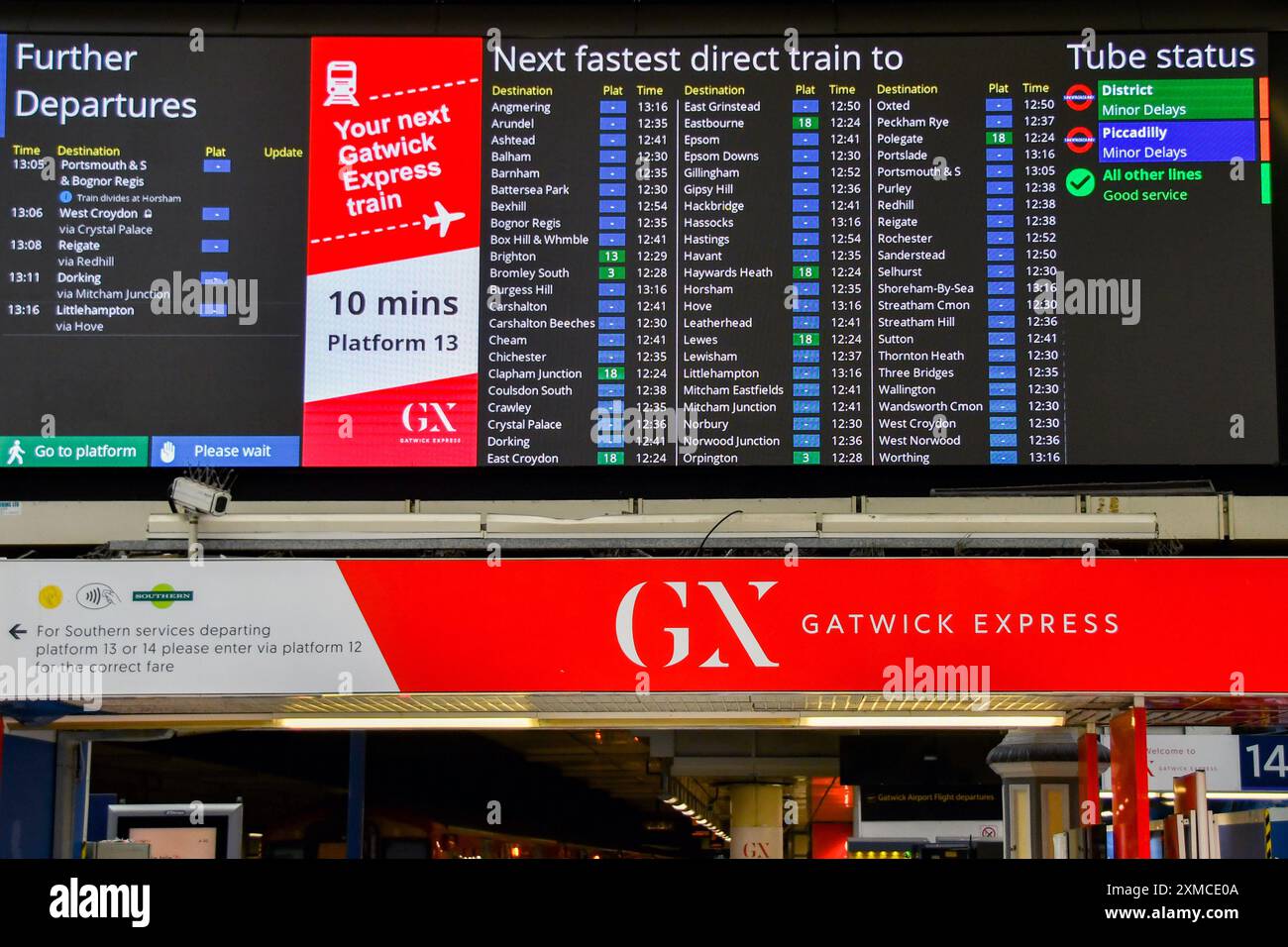 Londra, Inghilterra, Regno Unito - 27 giugno 2023: Cartello per il treno espresso Gatwick sull'atrio della stazione ferroviaria Victoria di Londra Foto Stock