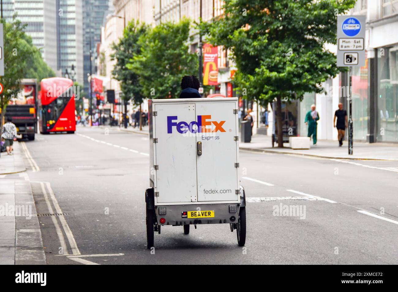 Londra, Inghilterra, Regno Unito - 27 giugno 2023: Vista posteriore di un carrello di consegna triciclo utilizzato da Federal Express Fed Ex per consegnare i pacchi nel centro di Londra Foto Stock