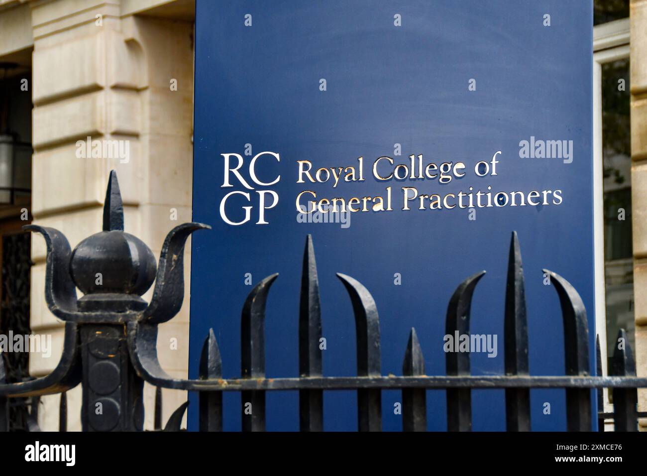 Londra, Inghilterra, Regno Unito - 27 giugno 2023: Firma fuori dagli uffici del Royal College of General Practitioners nel centro di Londra Foto Stock