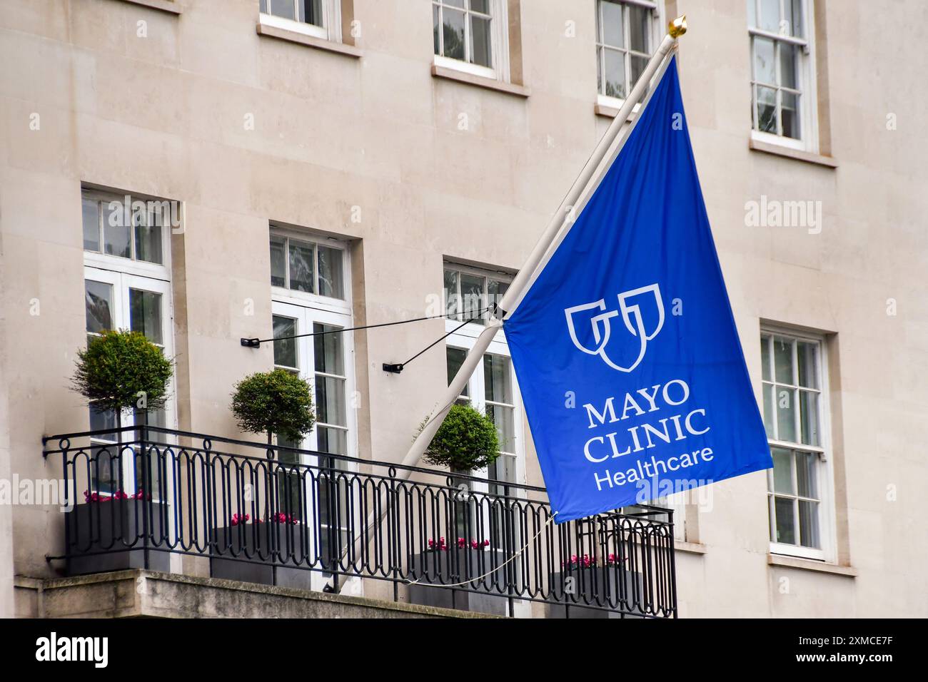Londra, Inghilterra, Regno Unito - 27 giugno 2023: Bandiera sopra l'ingresso della Mayo Clinic nel centro di Londra Foto Stock