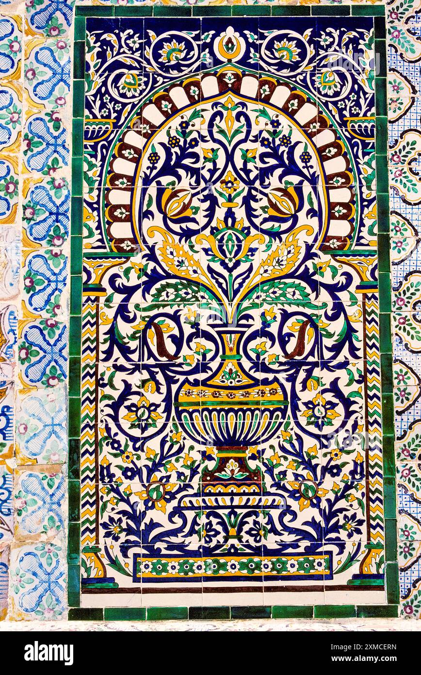 Tunisi, Tunisia. Decorativi pannello parete di piastrelle di ceramica, la Medina di Tunisi. Foto Stock