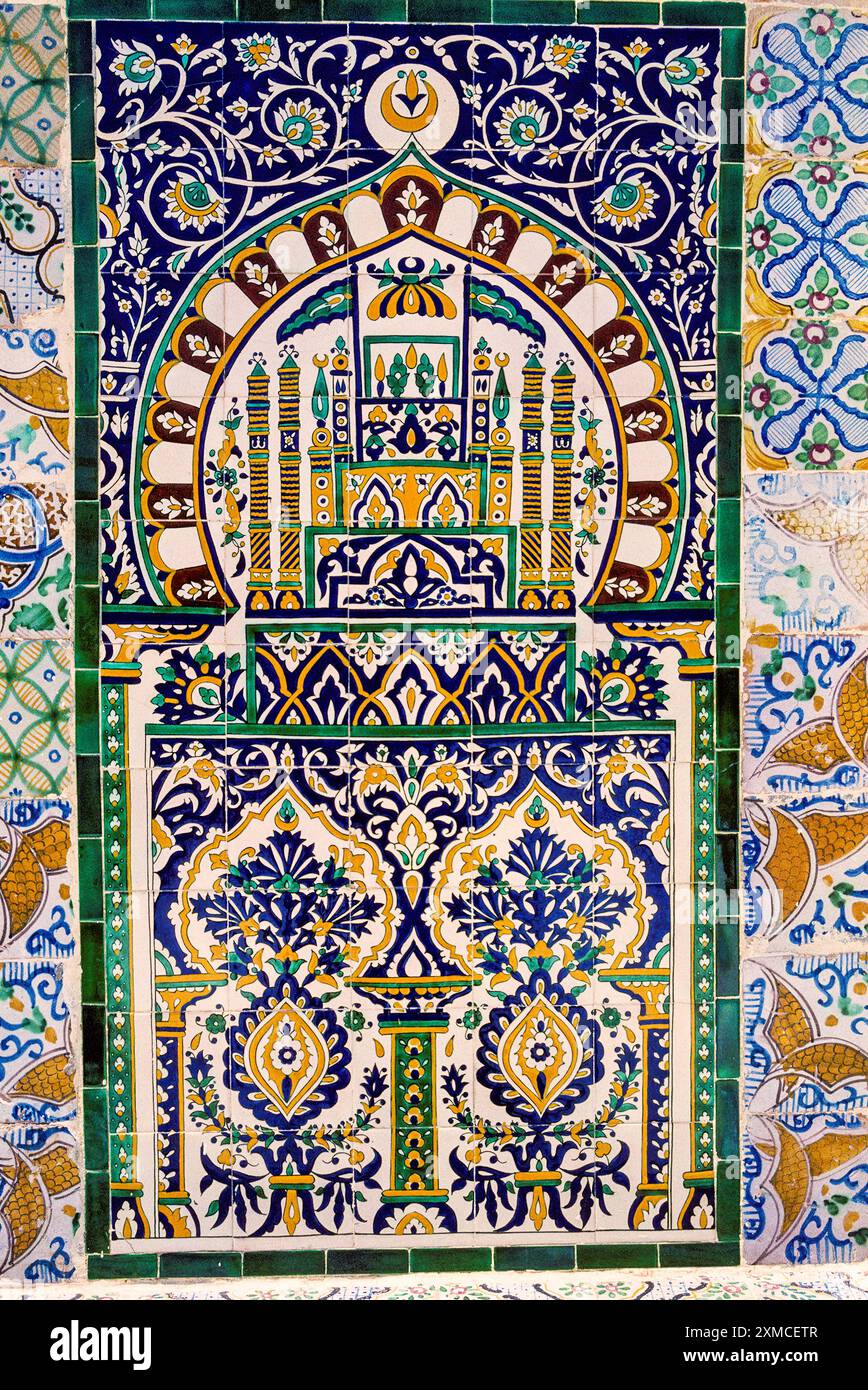 Tunisi, Tunisia. Decorativi pannello parete di piastrelle di ceramica, la Medina di Tunisi. Foto Stock
