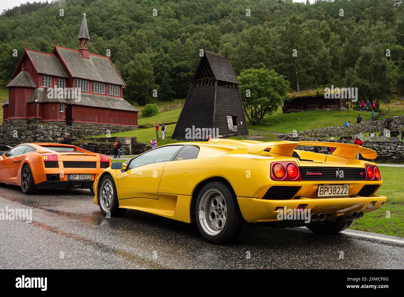 BORGUND, NORVEGIA - 13 AGOSTO 2016: Auto da supersport gialle Lamborghini Diablo VT e Gallardo a Borgund, Norvegia Foto Stock