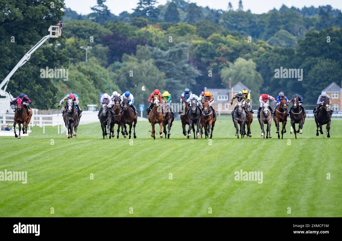 Ascot, Regno Unito. Sabato 27 luglio 2024. Northern Express ( castagno, Silchi rossi, naseband e zigomi) e Paul Mulrennan vincono le Moet & Chandon International Stakes per l'allenatore Michael Dods e il proprietario del Sekura Group. Crediti JTW equine Images / Alamy Live News Foto Stock