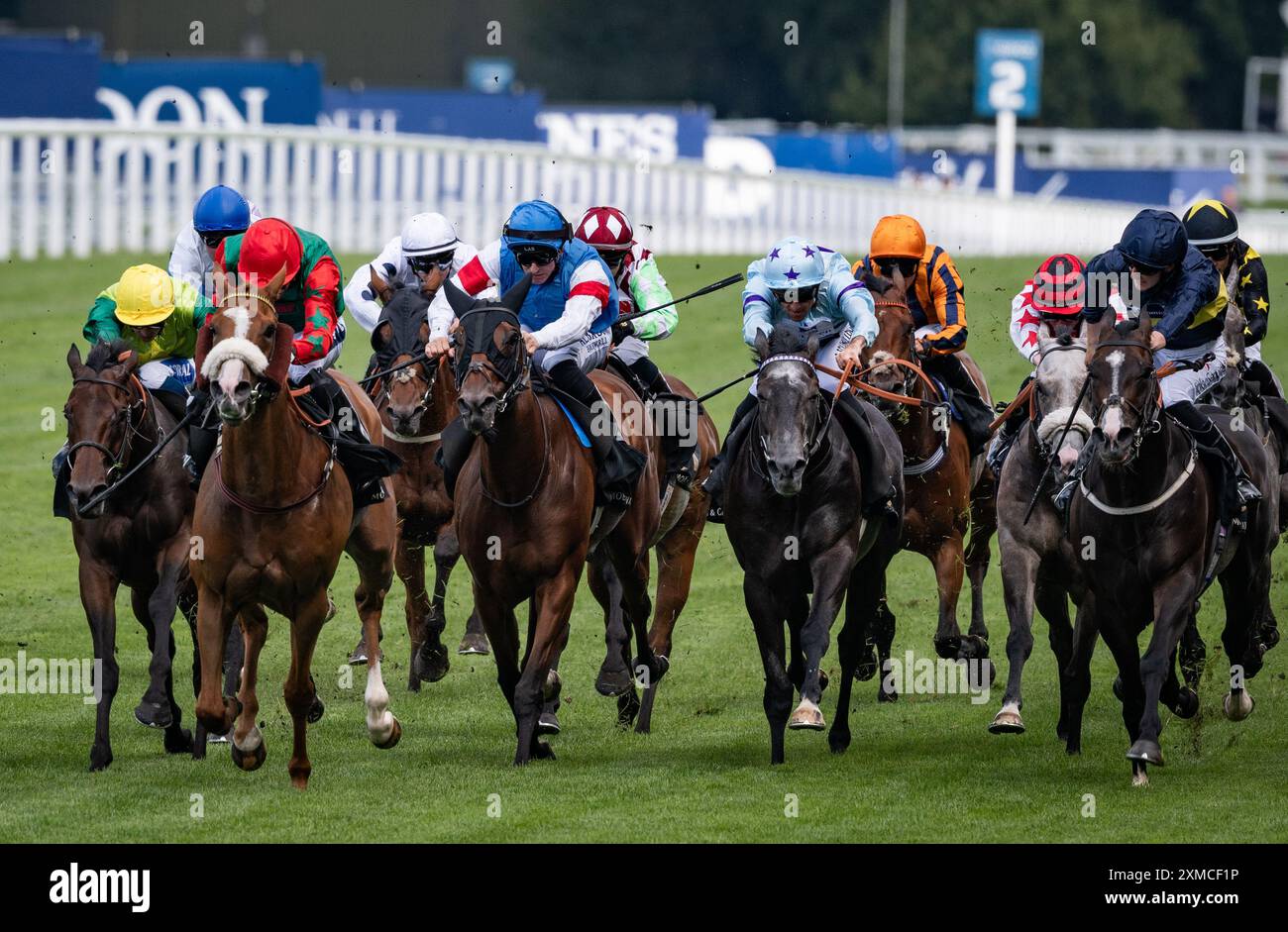 Ascot, Regno Unito. Sabato 27 luglio 2024. Northern Express ( castagno, Silchi rossi, naseband e zigomi) e Paul Mulrennan vincono le Moet & Chandon International Stakes per l'allenatore Michael Dods e il proprietario del Sekura Group. Crediti JTW equine Images / Alamy Live News Foto Stock