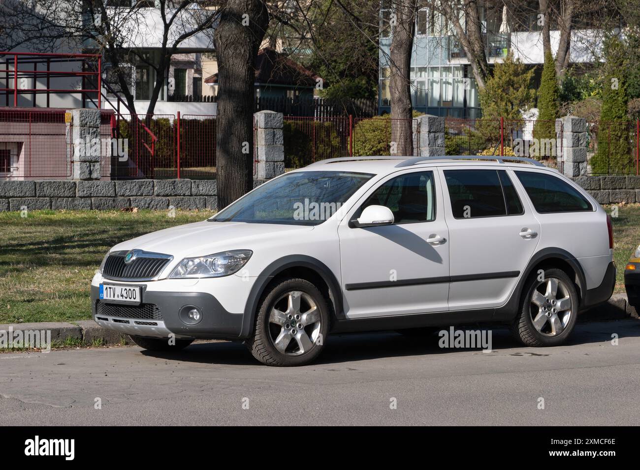 OSTRAVA, REPUBBLICA CECA - 11 FEBBRAIO 2022: Crossover Skoda Octavia Combi Scout parcheggiata in strada Foto Stock