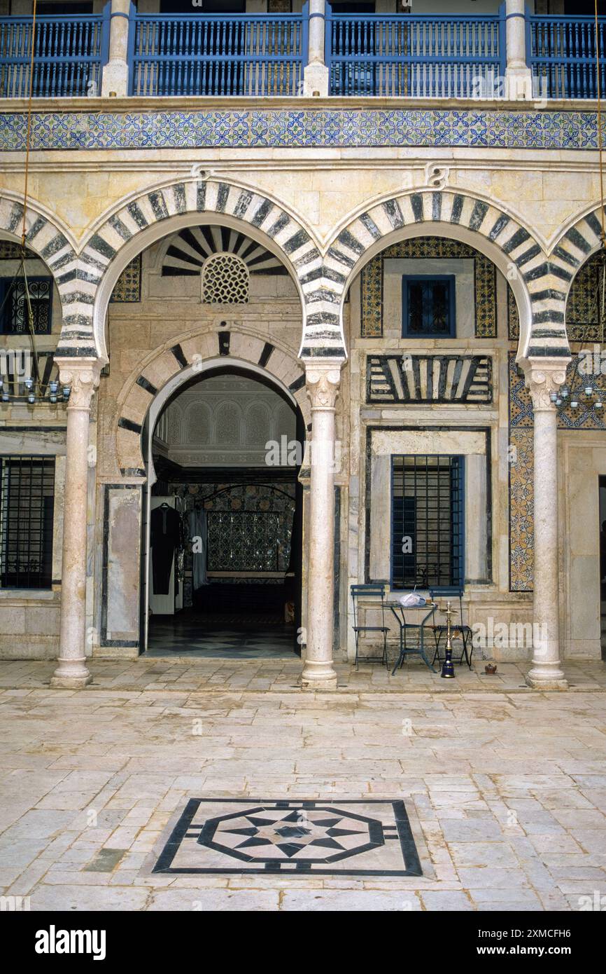 La Tunisia. La Medina di Tunisi. Dar Hamouda Pacha, fine 18th. Secolo. Ora un ristorante e una casa del the. Foto Stock