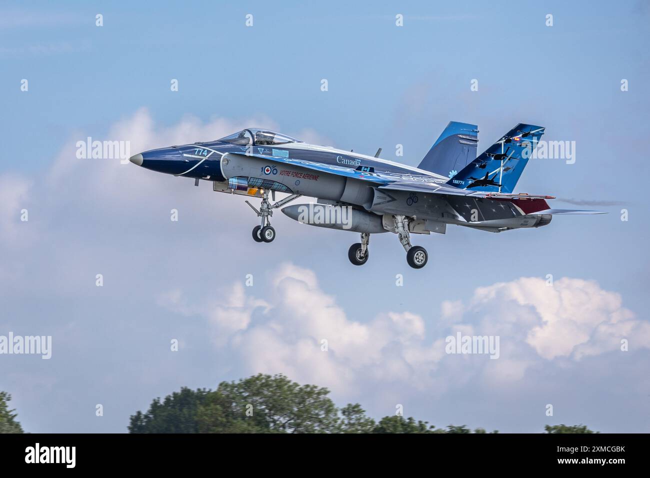 Royal Canadian Air Force - McDonnell Douglas F-18 Hornet, arrivando alla RAF Fairford per esibirsi al Royal International Air Tattoo 2024. Foto Stock