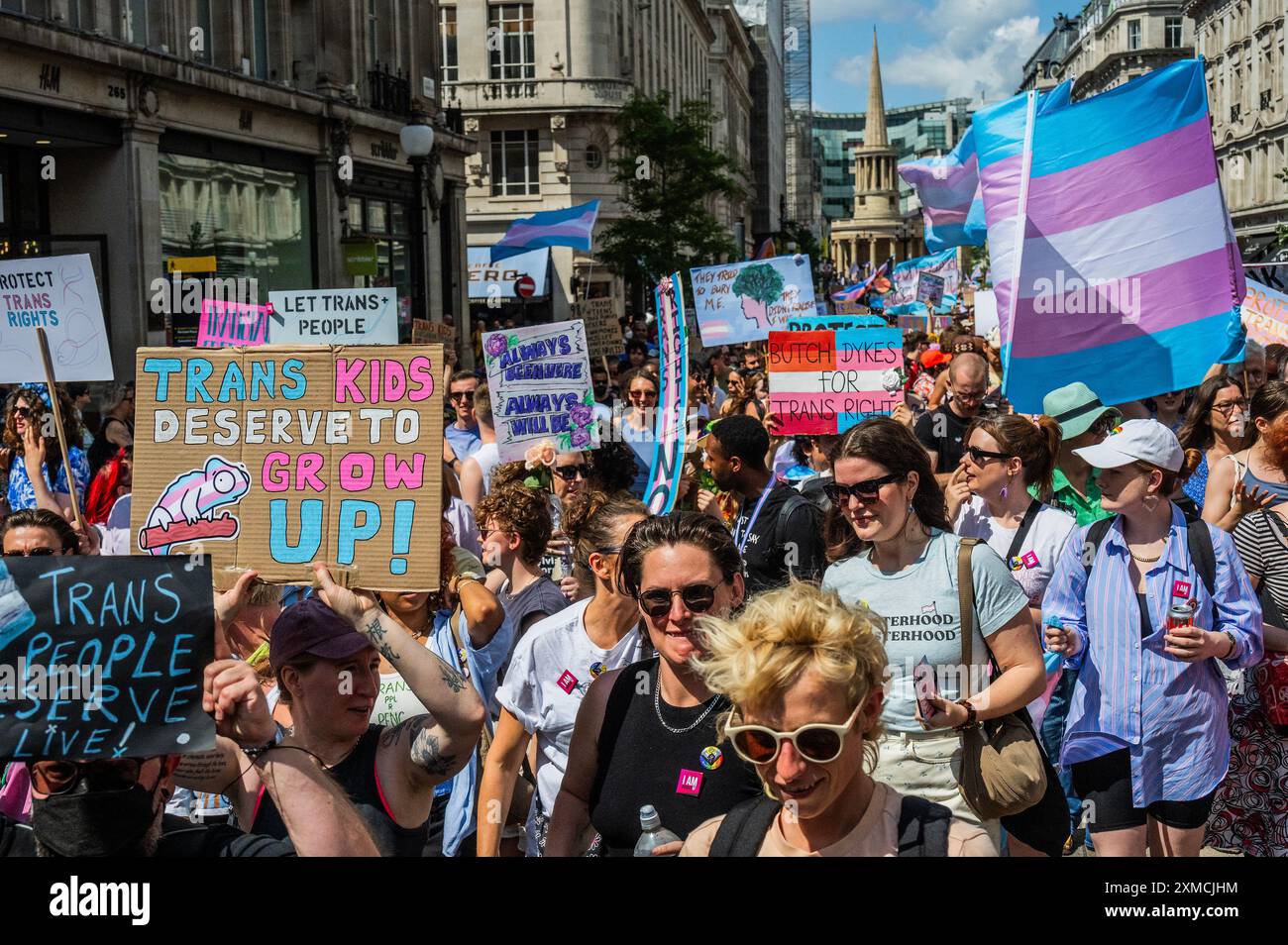 Londra, Regno Unito. 27 luglio 2024. Trans Pride march a Londra – “nessuno di noi è libero finché tutti noi non siamo liberi”, la frase per questa protesta di anni. Inizia a Langham Place vicino a Oxford Circus e termina a Wellington Arch (Hyde Park Corner). La marcia si svolge in un contesto di "crescente ostilità anti-trans", l'assassinio di Brianna Ghey, un "dibattito" pubblico in aumento sulla vita degli individui transgender, il prosieguo del conflitto tra J.K. Rowling e alcune delle star dei film di Harry Potter e i risultati del rapporto Cass. Crediti: Guy Bell/Alamy Live News Foto Stock