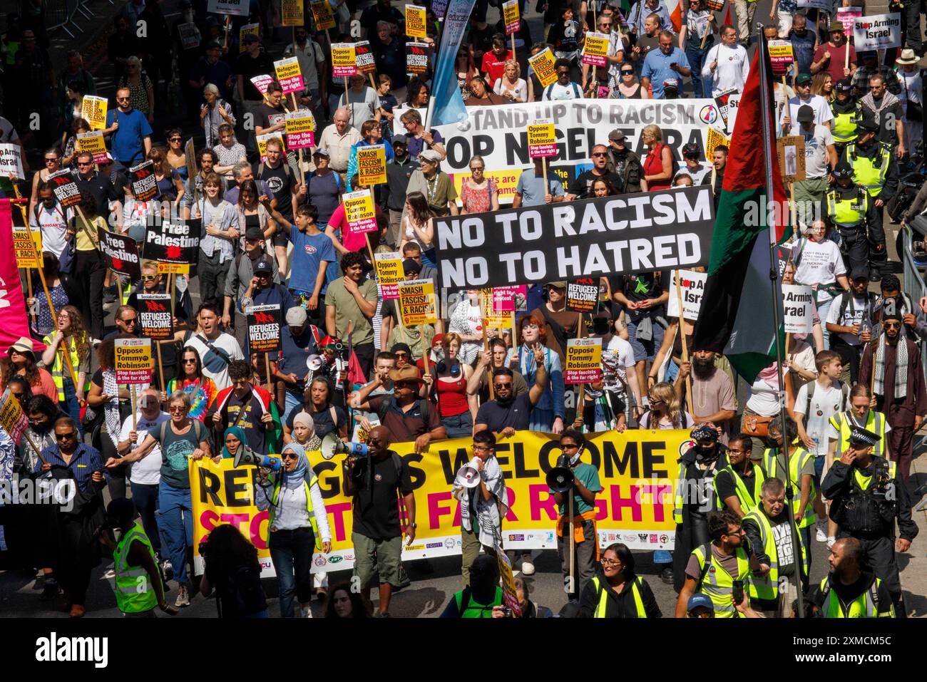 Londra, Regno Unito 27 luglio 2024People marciano attraverso il centro di Londra per opporsi a una manifestazione a Trafalgar Square da parte dei sostenitori di Tommy Robinson e dell'estrema destra. E' una manifestazione antirazzista. Crediti: Mark Thomas/Alamy Live News Foto Stock