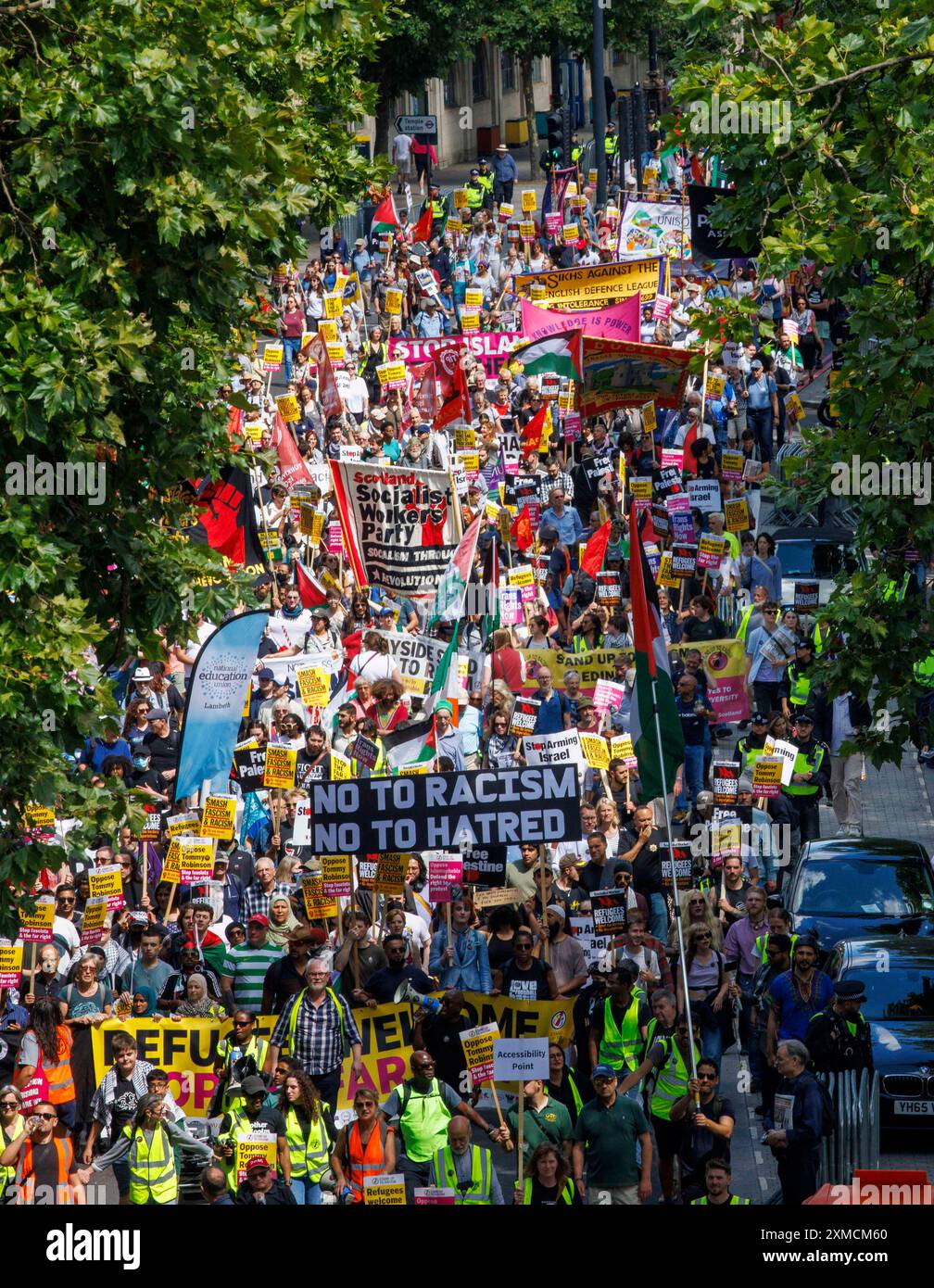 Londra, Regno Unito 27 luglio 2024People marciano attraverso il centro di Londra per opporsi a una manifestazione a Trafalgar Square da parte dei sostenitori di Tommy Robinson e dell'estrema destra. E' una manifestazione antirazzista. Crediti: Mark Thomas/Alamy Live News Foto Stock