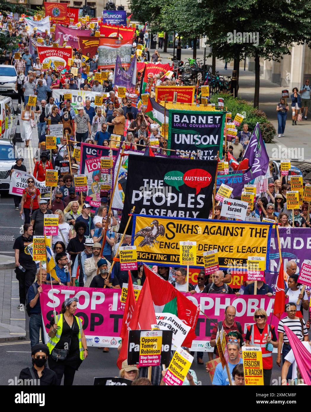 Londra, Regno Unito 27 luglio 2024People marciano attraverso il centro di Londra per opporsi a una manifestazione a Trafalgar Square da parte dei sostenitori di Tommy Robinson e dell'estrema destra. E' una manifestazione antirazzista. Crediti: Mark Thomas/Alamy Live News Foto Stock