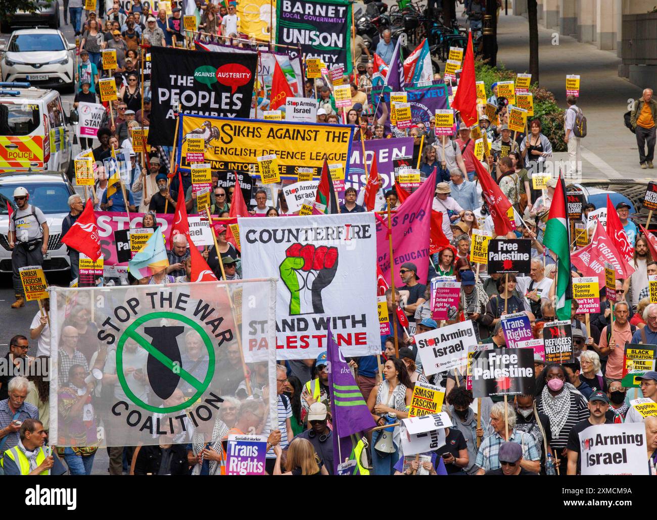 Londra, Regno Unito 27 luglio 2024People marciano attraverso il centro di Londra per opporsi a una manifestazione a Trafalgar Square da parte dei sostenitori di Tommy Robinson e dell'estrema destra. E' una manifestazione antirazzista. Crediti: Mark Thomas/Alamy Live News Foto Stock
