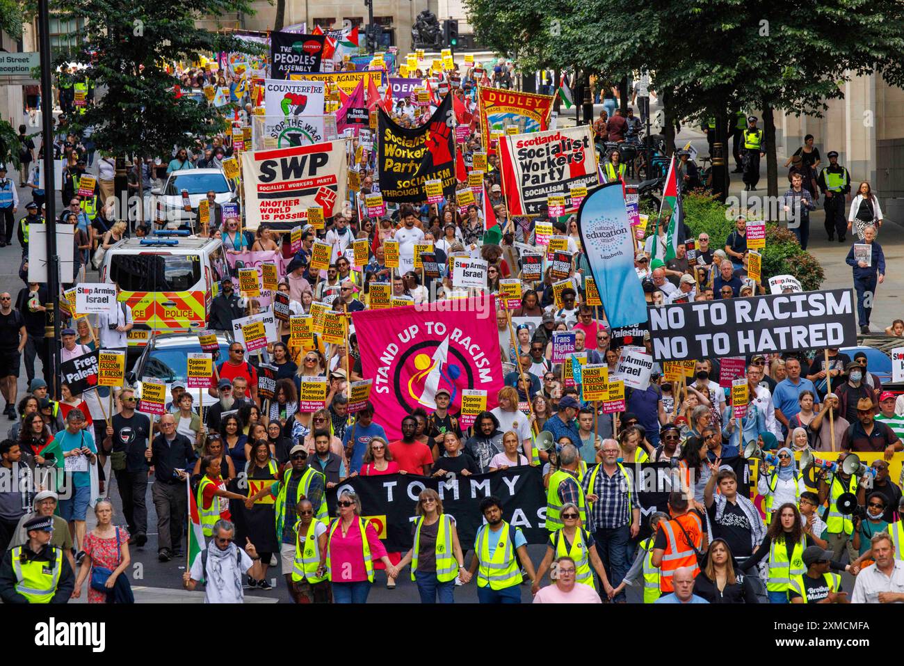 Londra, Regno Unito 27 luglio 2024People marciano attraverso il centro di Londra per opporsi a una manifestazione a Trafalgar Square da parte dei sostenitori di Tommy Robinson e dell'estrema destra. E' una manifestazione antirazzista. Crediti: Mark Thomas/Alamy Live News Foto Stock