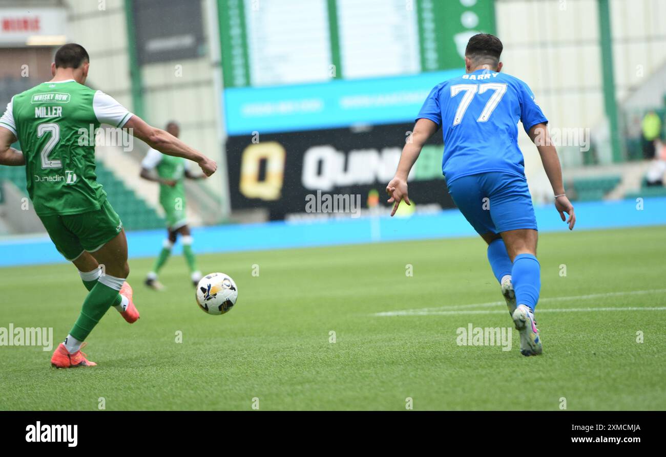 Easter Road Stadium Edimburgo.Scotland.UK.27 luglio 24 partita della Premier Sports Cup Hibernian vs Peterhead. Lewis Miller dell'Hibernian fa fuoco in casa il gol di apertura. Crediti: eric mccowat/Alamy Live News Foto Stock