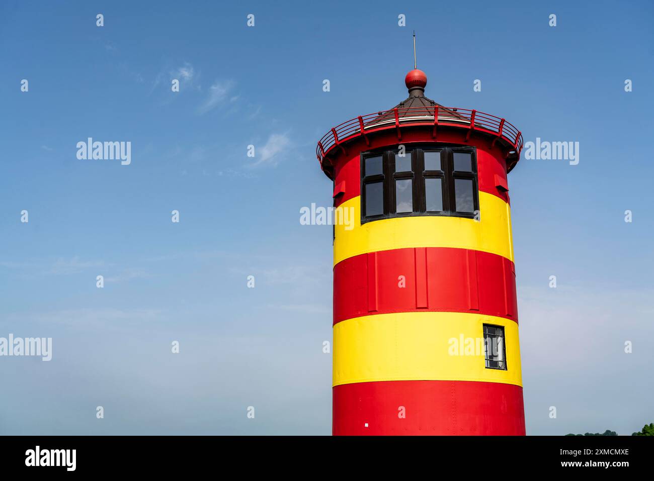 Il faro di Pilsum sulla diga del Mare del Nord vicino a Greetsiel, Frisia orientale, bassa Sassonia, Germania Foto Stock