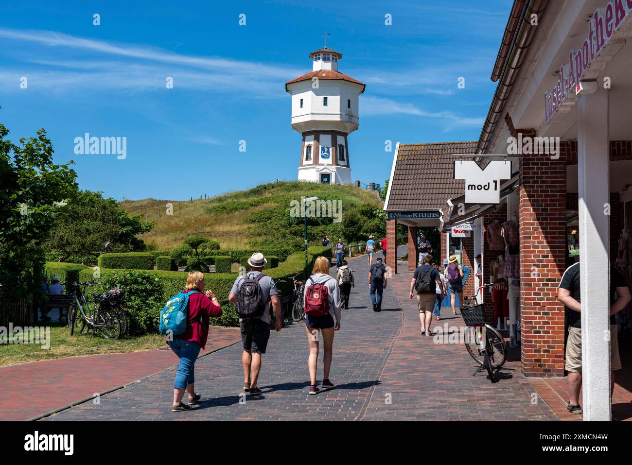 Isola di Langeoog nel Mare del Nord, strada principale, centro dell'isola, torre dell'acqua, bassa Sassonia, Germania Foto Stock