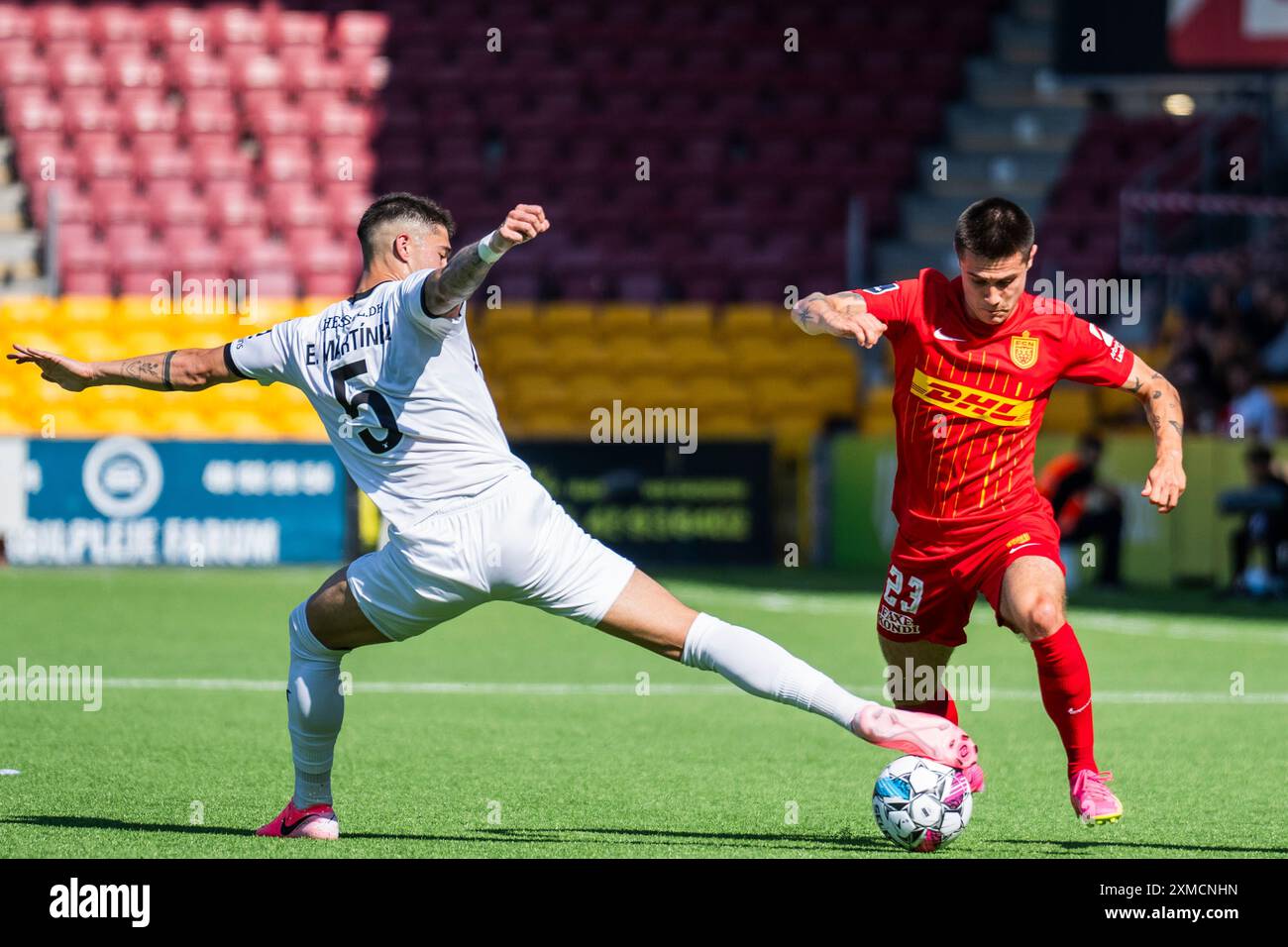 Farum, Danimarca. 27 luglio 2024. Oliver Villadsen, FCN e Emiliano Martínez, FCM durante il match di Super League tra FC Nordsjaelland e FC Midtjylland a Right to Dream Park a Farum sabato 27 luglio 2024. (Foto: Martin Sylvest/Ritzau Scanpix 2024) credito: Ritzau/Alamy Live News Foto Stock