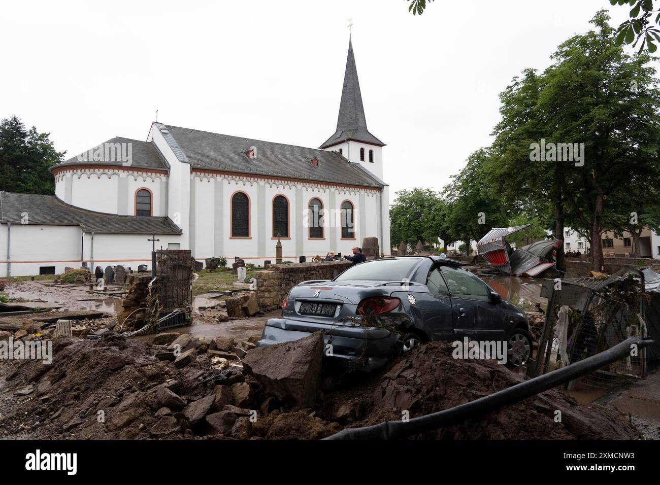 Alluvione nella Renania settentrionale-Vestfalia, il villaggio di Iversheim sull'Erft fu quasi completamente inondato danneggiando quasi tutti gli edifici e la strada Foto Stock