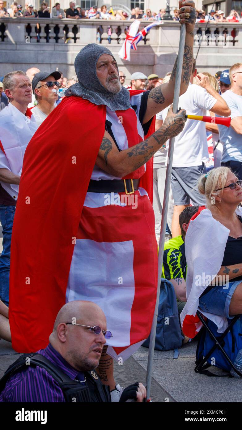 Londra, Regno Unito. 27 luglio 2024. Dimostrazione a Trafalgar Square da parte dei sostenitori di Tommy Robinson e dell'estrema destra. Crediti: Mark Thomas/Alamy Live News Foto Stock