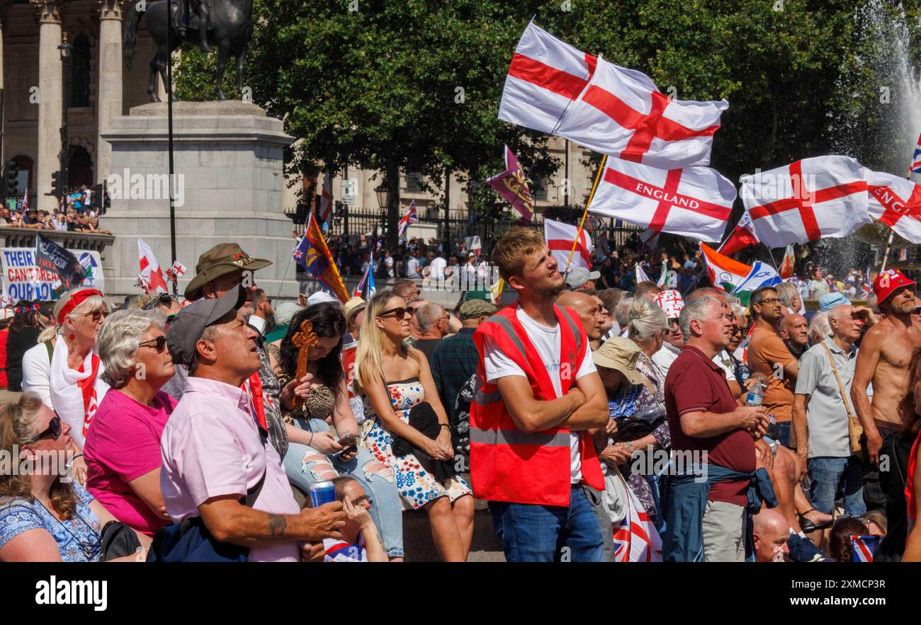 Londra, Regno Unito. 27 luglio 2024. Dimostrazione a Trafalgar Square da parte dei sostenitori di Tommy Robinson e dell'estrema destra. Crediti: Mark Thomas/Alamy Live News Foto Stock