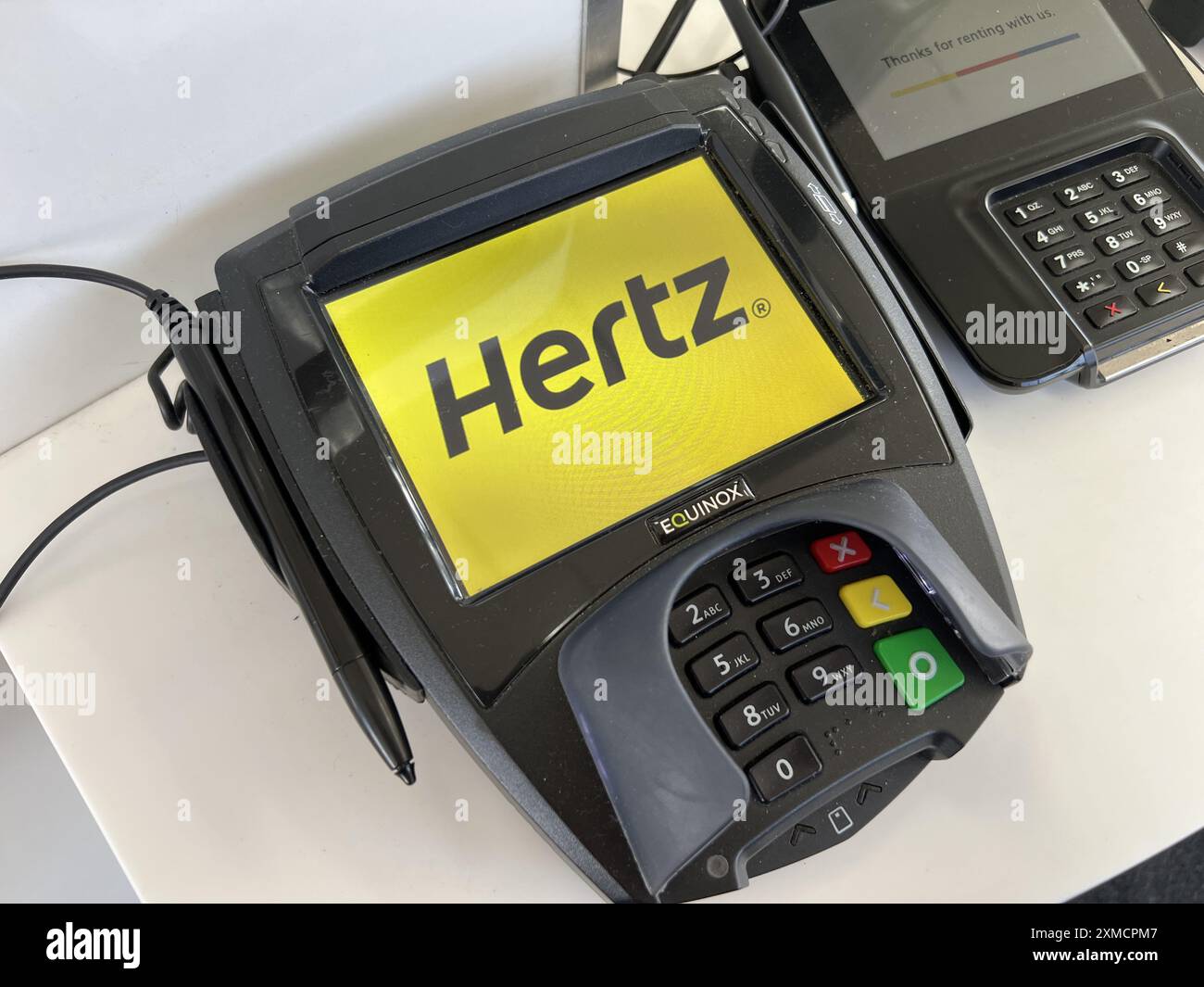 Stati Uniti. 6 maggio 2024. Logo della società di noleggio auto Hertz su un terminale con carta di credito, Walnut Creek, California, 6 maggio 2024. (Foto di Smith Collection/Gado/Sipa USA) credito: SIPA USA/Alamy Live News Foto Stock