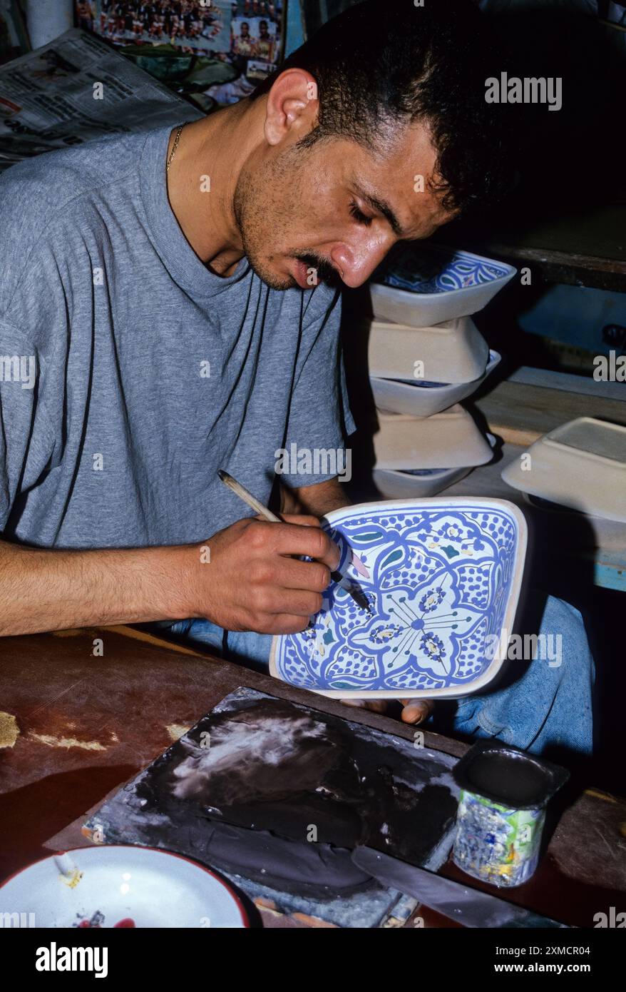 Ceramiche, Nabeul, Tunisia. Uomo di Design di pittura su ceramica. Le Caravane Workshop. Foto Stock