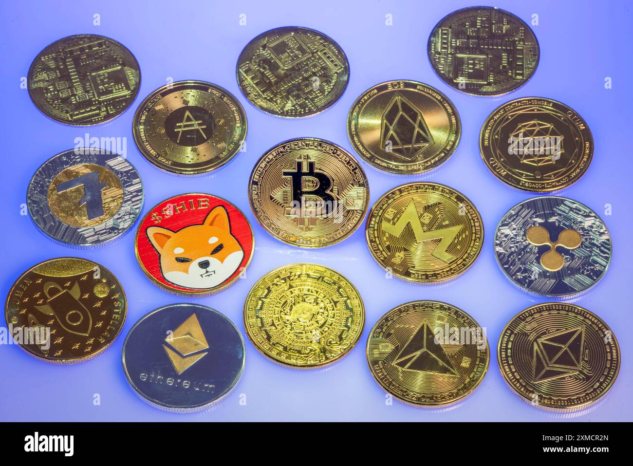 Varie criptovalute, monete simbolo, segnaposto ottico per la valuta digitale, blockchain, Bitcoin, Ripple, Ethereum, Shiba Inu, EOS Foto Stock