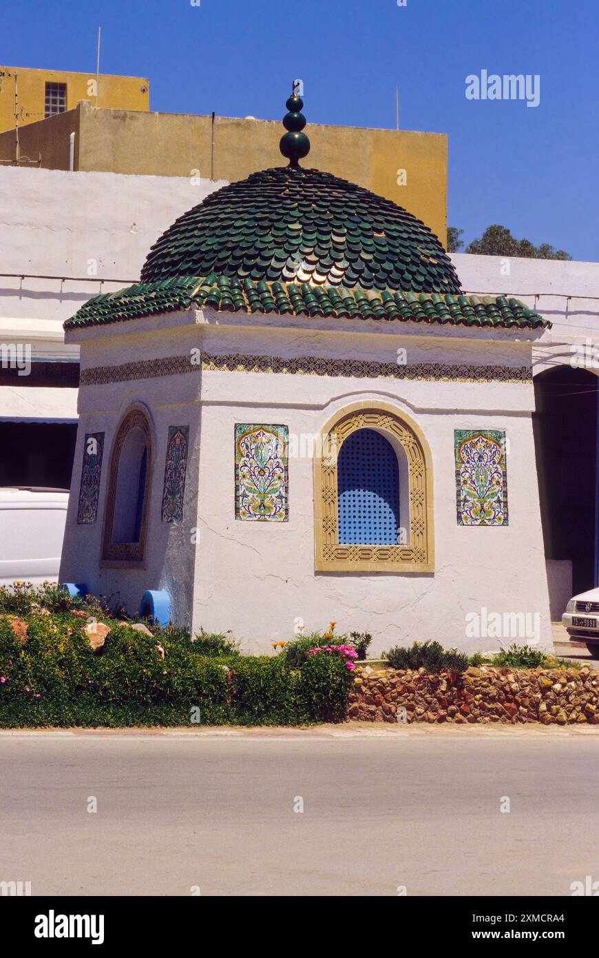 Ceramiche, Nabeul, Tunisia. Tomba di strada Sidi Maaouia. Floral i pannelli a parete, il tetto verde piastrelle. Foto Stock