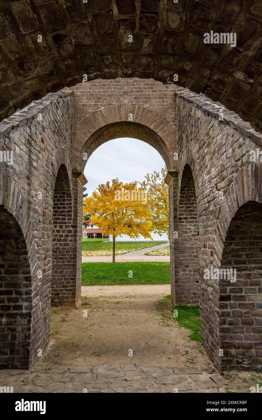 Parco archeologico di Xanten, museo all'aperto sul sito dell'ex città romana di Colonia Ulpia Traiana, anfiteatro, passaggio pedonale, nord Foto Stock