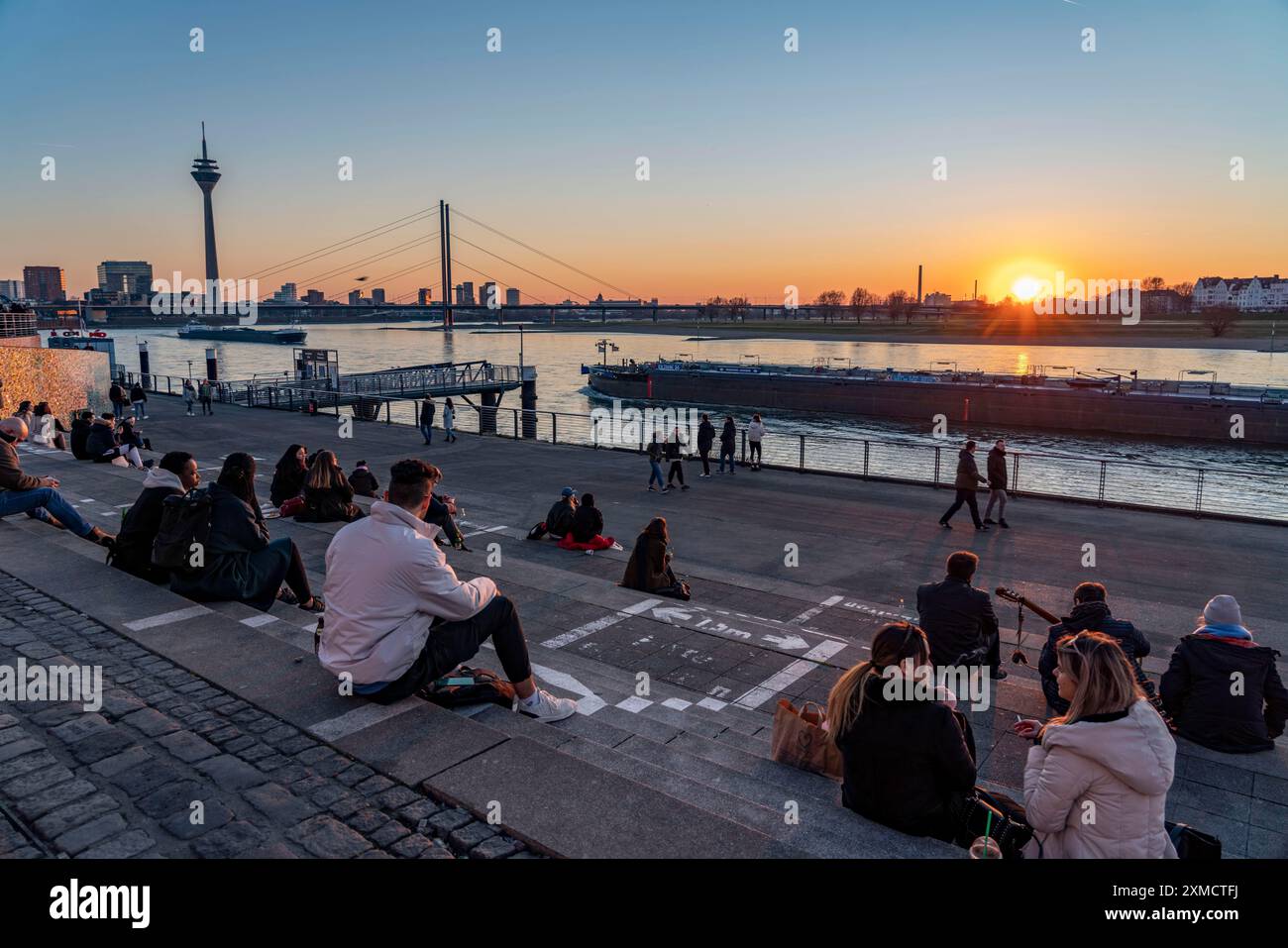 Passeggiata sul Reno, sponda del Reno nella città vecchia di Duesseldorf, scalinata alla torre del castello, Rheinkniebruecke, torre del Reno, primavera, tramonto, nord Foto Stock