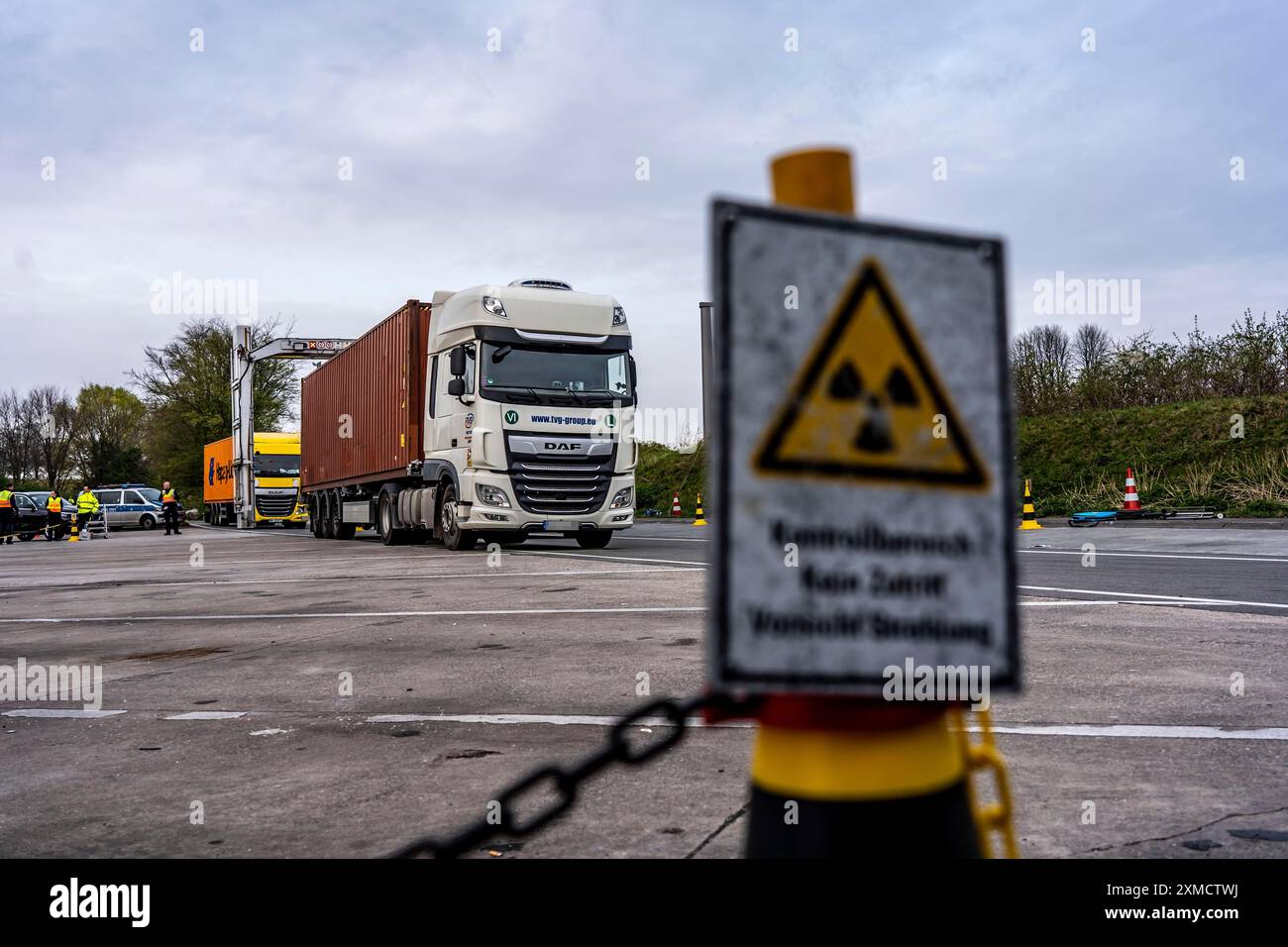 Sistema di ispezione a raggi X doganale, in grado di eseguire i raggi X interi camion e controllare nascondigli, persone, droghe, ispezione congiunta da parte della dogana e della polizia, sul Foto Stock