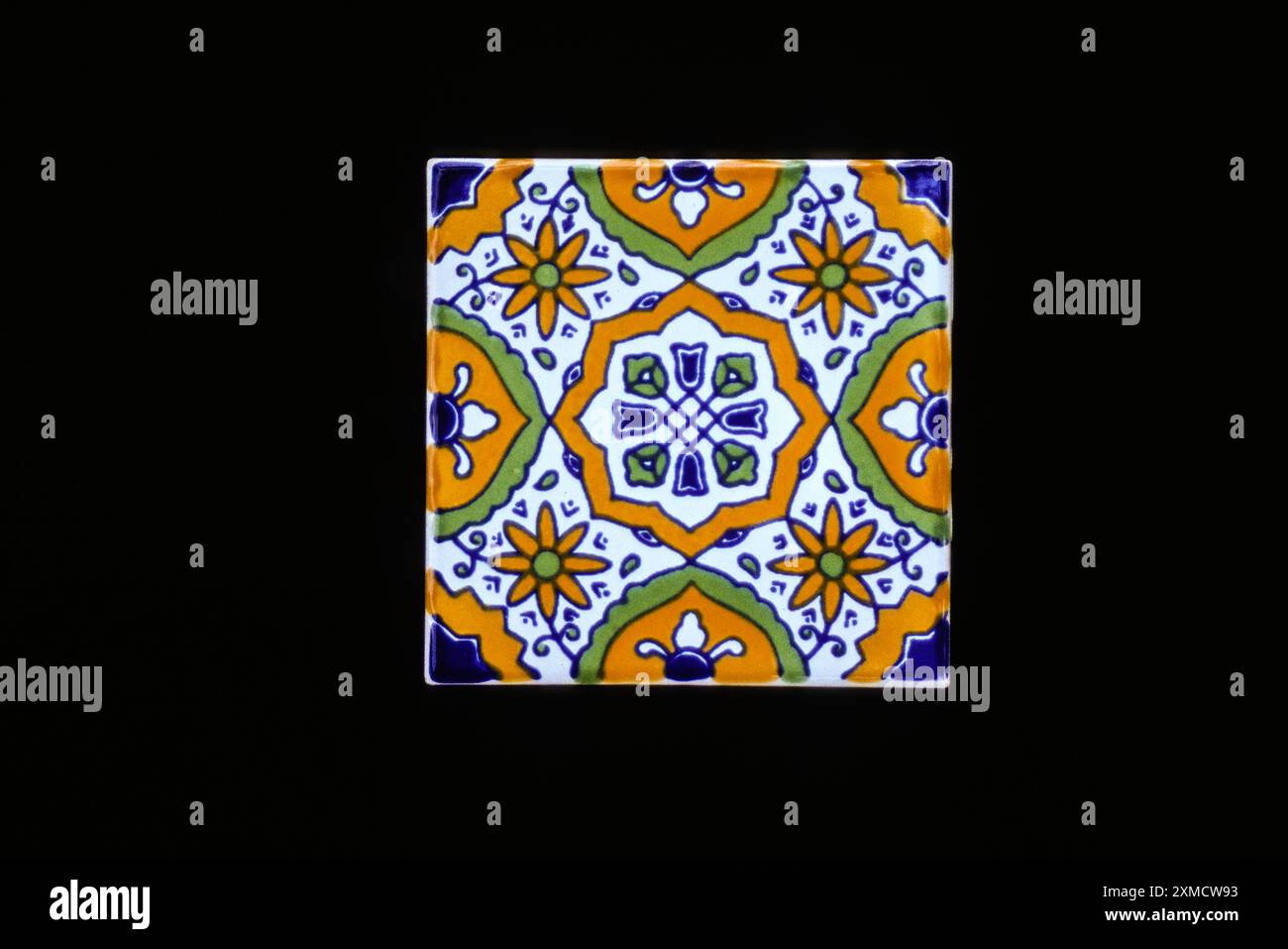 Ceramiche, Nabeul, Tunisia. Piastrella moderna, prodotte in massa per il settore della costruzione. Foto Stock