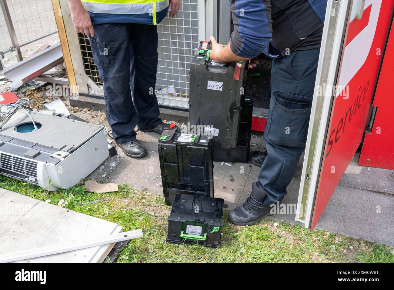 Il bancomat della Sparkasse di Muelheim-Heissen, Hingbergstrasse, le casse non danneggiate vengono portate via da una società di sicurezza, la casa ATM, che Foto Stock