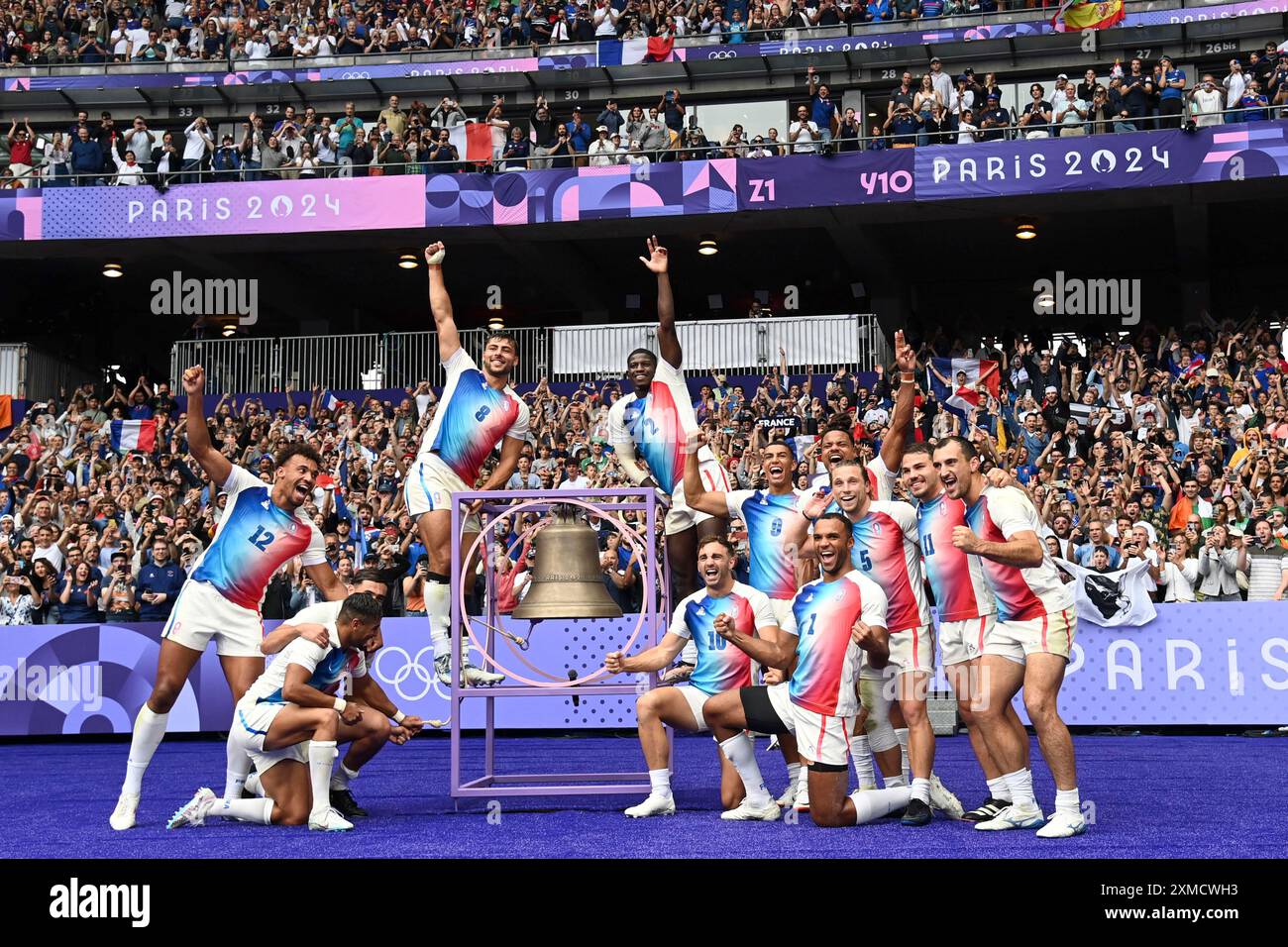 Saint Denis, Francia. 27 luglio 2024. Celebrazione della squadra francese, Rugby Sevens, semifinale maschile tra Sudafrica e Francia durante i Giochi Olimpici di Parigi 2024 il 27 luglio 2024 allo Stade de France di Saint-Denis, Francia - foto Michael Baucher/Panoramic/DPPI Media Credit: DPPI Media/Alamy Live News Foto Stock