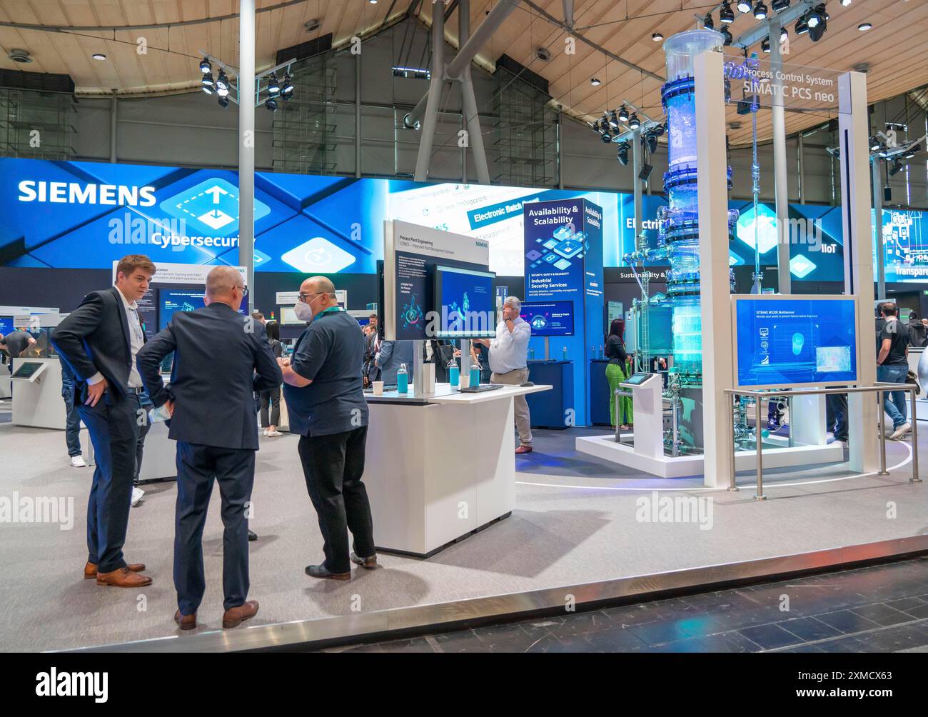 Primo giorno alla Hannover Messe 2022, fiera industriale, dopo 2 anni di pausa corona, sala espositiva, stand Siemens, bassa Sassonia Foto Stock