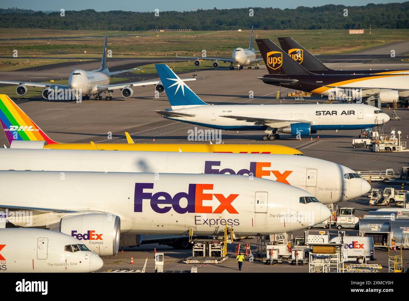 Aeroporto di Colonia-Bonn, CGN, aeromobili cargo in piedi di fronte al centro di carico aereo, in fase di carico e scarico, jet jumbo UPS cargo taxiing for Foto Stock