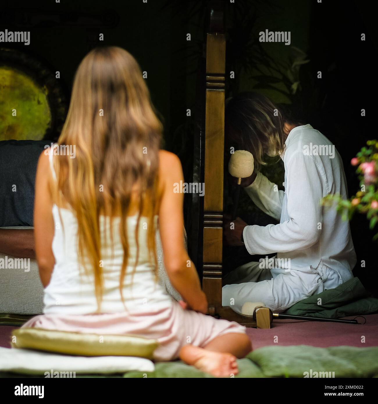Malmesbury, Regno Unito. 27 luglio 2024. Un visitatore del festival sperimenta un bagno di Gong durante Womad - World of Music, Arts and Dance 2024. Le caratteristiche del campo di benessere possono variare i tipi di massaggi e di benessere. Foto di Julie Edwards./Alamy Live News Foto Stock