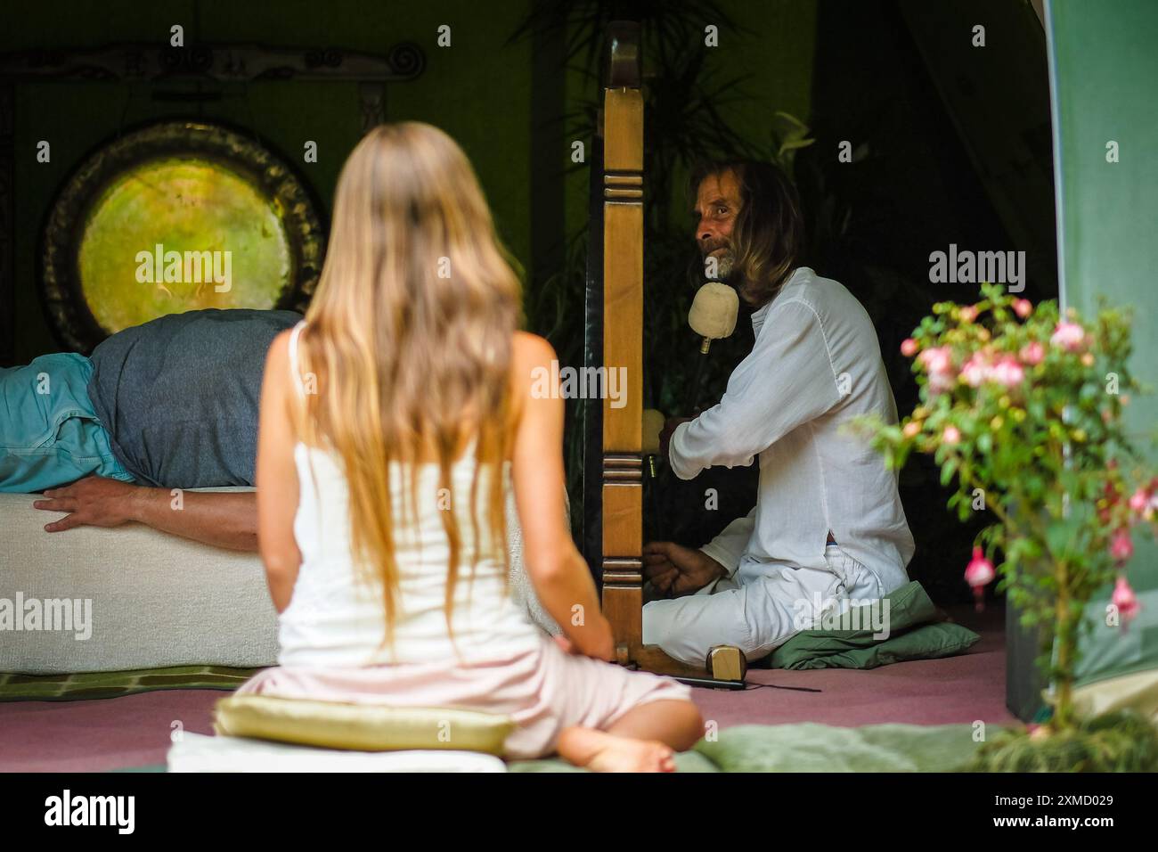 Malmesbury, Regno Unito. 27 luglio 2024. Un visitatore del festival sperimenta un bagno di Gong durante Womad - World of Music, Arts and Dance 2024. Le caratteristiche del campo di benessere possono variare i tipi di massaggi e di benessere. Foto di Julie Edwards./Alamy Live News Foto Stock