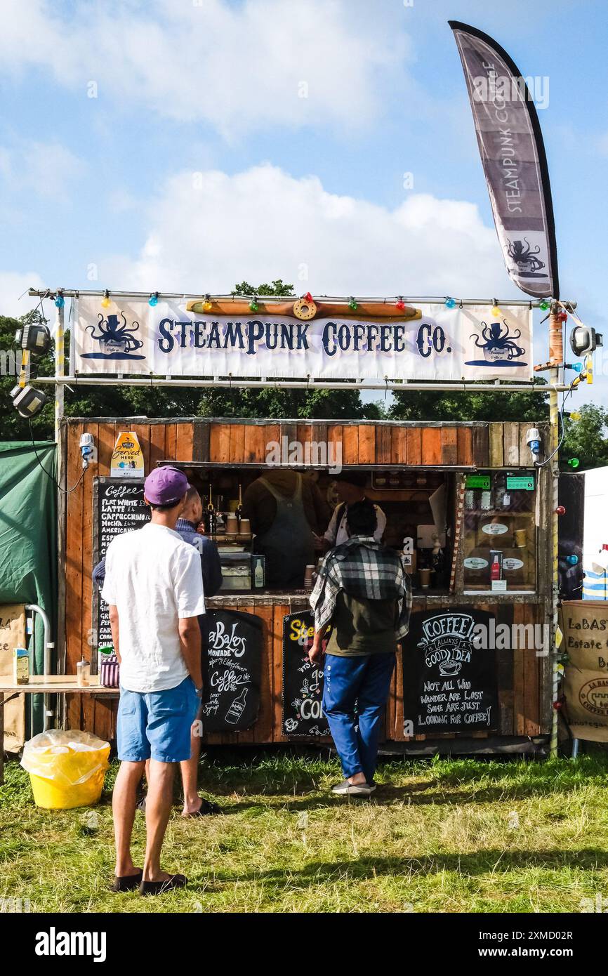 Malmesbury, Regno Unito. 27 luglio 2024. Caffè steampunk visto al Womad - World of Music, Arts and Dance 2024. Il proprietario afferma che questo carro è uno (se non il) carro del caffè oldset sul circuito del festival. Foto di Julie Edwards./Alamy Live News Foto Stock