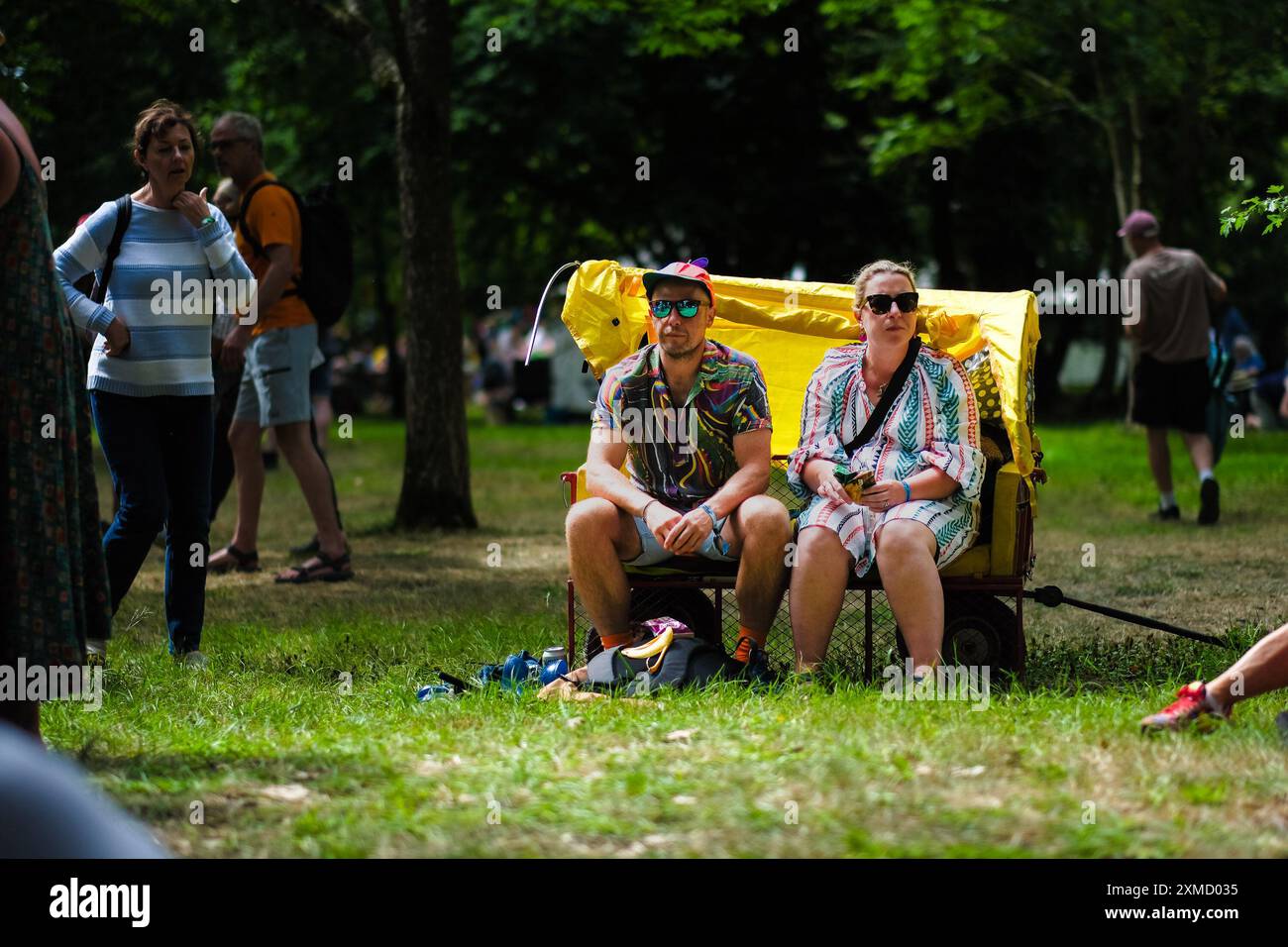 Malmesbury, Regno Unito. 27 luglio 2024. Una coppia siede su un tram che viene normalmente utilizzato per trasportare i propri figli durante il festival Womad - World of Music, Arts and Dance 2024. Foto di Julie Edwards./Alamy Live News Foto Stock