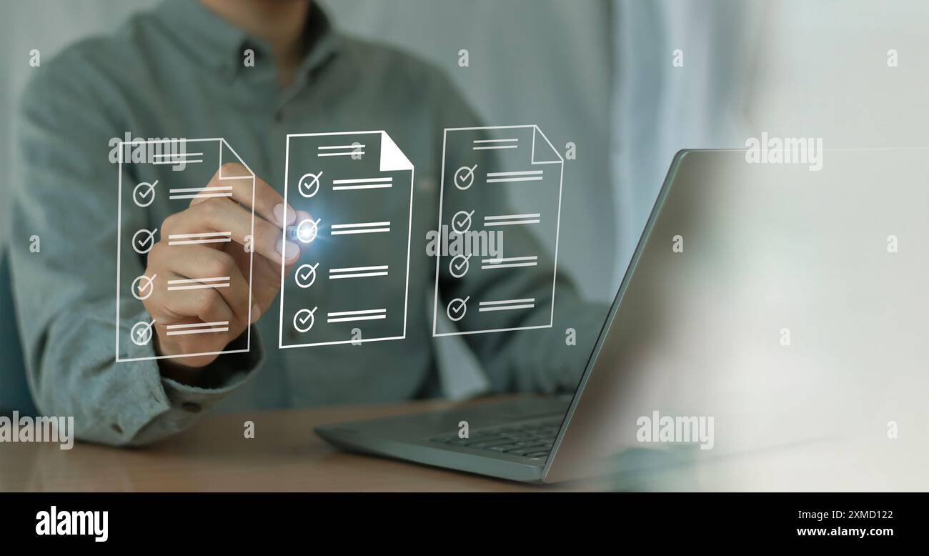 L'uomo d'affari controlla i documenti delle liste di controllo digitali nella tecnologia a mano sul funzionamento dei documenti digitali senza carta, sul controllo dei documenti e sul concetto di gestione. Foto Stock