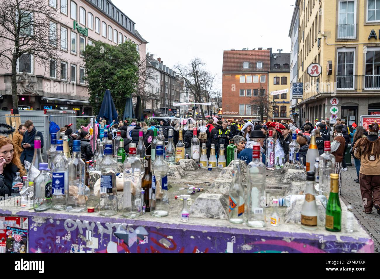 Sfilata del lunedì delle rose a Duesseldorf, consumo di alcolici, bere alcolici ad alta prova, Renania settentrionale-Vestfalia, Germania Foto Stock